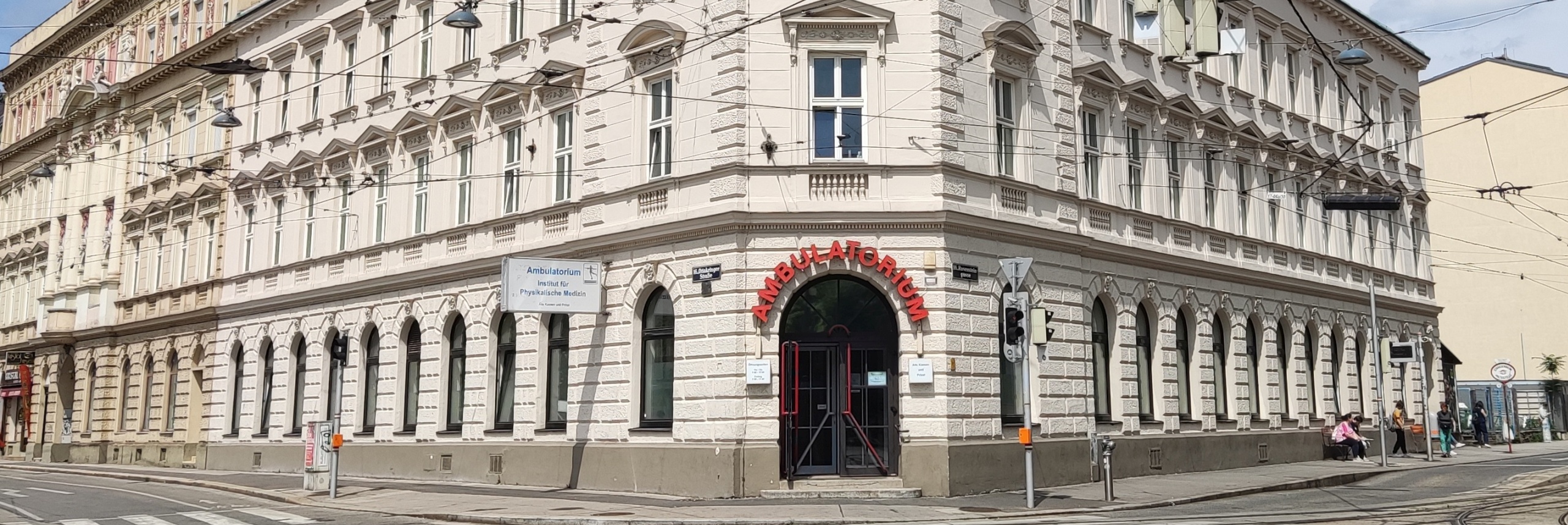 Ansicht frontal auf das Gebäude, indem sich das Ambulatorium im Erdgeschoss befindet